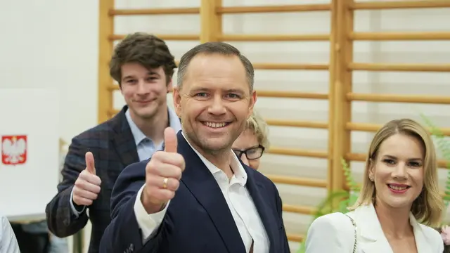 epa12149014 Civic Committee candidate and Law and Justice (PiS)-supported IPN President Karol Nawrocki (C) with his wife Marta (R) and son Daniel (L) during voting at a polling station in Warsaw, Poland, 01 June 2025. Voting in the second round of the presidential election is underway, with voting silence in effect until polls close. The election began at 7 a.m. and is scheduled to end at 9 p.m., as Poles elect their next president for a five-year term. EPA/PAWEL SUPERNAK POLAND OUT