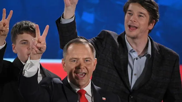 epa12149905 Polish presidential candidate Karol Nawrocki (C) with his sons Anthony (L) and Daniel (R) during the presidential election night in Warsaw, Poland, 01 June 2025. According to an exit poll conducted by Ipsos for TVN24, TVP and Polsat News, Rafal Trzaskowski won 50.3 percent, while Karol Nawrocki won 49.7 percent. EPA/Marcin Obara POLAND OUT