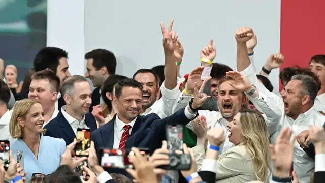epaselect epa12149829 KO candidate in the presidential election, Warsaw Mayor Rafal Trzaskowski (3L) with his wife Malgorzata (L) at his election headquarters in Warsaw, Poland, 01 June 2025. According to an exit poll conducted by Ipsos for TVN24, TVP and Polsat News, Rafal Trzaskowski won 50.3 percent, while Karol Nawrocki won 49.7 percent. EPA/Radek Pietruszka POLAND OUT
