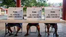 epa12150086 People vote in the judicial elections in Tehuantepec, Mexico, 01 June 2025. Mexico's first judicial election concluded with the closing of polling stations, without any significant incidents being reported, and with the expectation of low voter turnout. EPA/LUIS VILLALOBOS