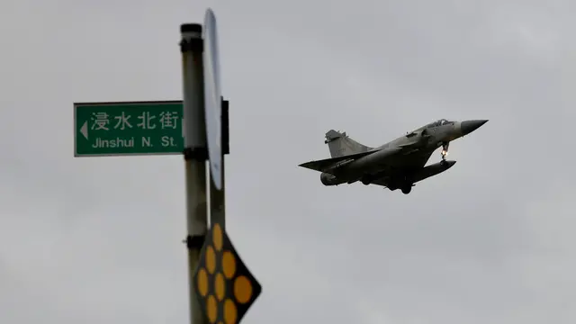 Un velivolo della flotta aerea di Taiwan durante un'esercitazione - Foto Epa/Ritchie B. Tongo © www.giornaledibrescia.it