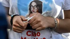 Flash mob all'esterno dell'Istituto statale di istruzione secondaria 'Andrea Torrente' di Casoria (Napoli) frequentato da Martina, la 14enne uccisa dal suo ex fidanzato ad Afragola. 30 MAGGIO 2025 ANSA / CIRO FUSCO