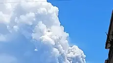 Etna: intensa attività dal Sud-Est, emessa alta nube eruttiva Forti esplosioni e trabocco lavico. Vona rosso, aeroporto attivo