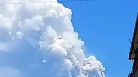 Etna: intensa attività dal Sud-Est, emessa alta nube eruttiva Forti esplosioni e trabocco lavico. Vona rosso, aeroporto attivo