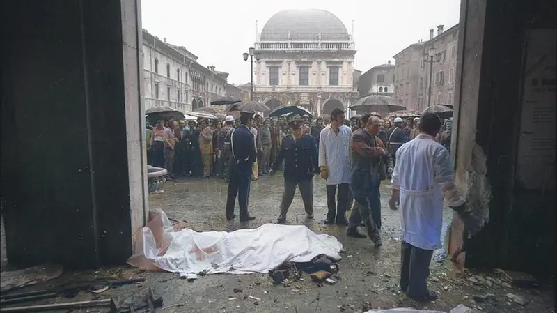 Un'immagine a colori dopo lo scoppio della bomba in piazza Loggia - Foto B. Massafi/Eden (colorazione Socialbeat-AI)
