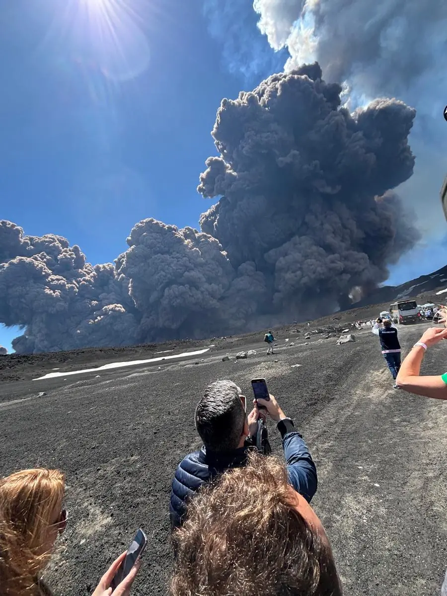 Turisti riprendono la nube vulcanica - Foto tratta da X