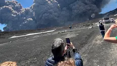 Turisti riprendono la nube vulcanica - Foto tratta da X