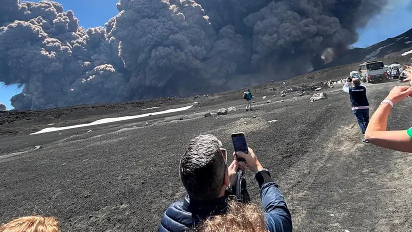 Turisti riprendono la nube vulcanica - Foto tratta da X