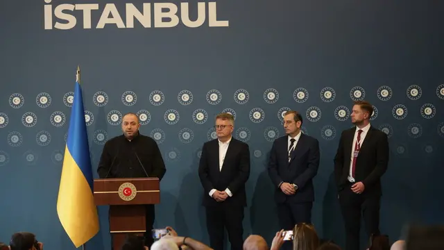 epa12151047 Ukrainian Defence Minister Rustem Umerov (L) delivers a statement on the sidelines of a second meeting between Russian and Ukranian delegations for peace talks in Istanbul, Turkey, 02 June 2025. EPA/ERDEM SAHIN