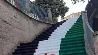La gradinata di piazza Gramsci, a Orgosolo si tinge dei colori della bandiera della Palestina