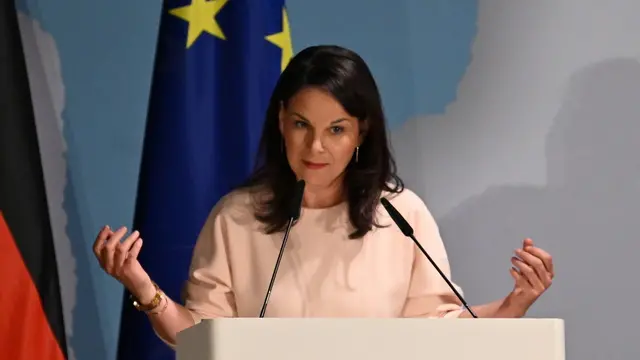 epa12078757 Outgoing German Foreign Minister Annalena Baerbock delivers her speech during a handover ceremony of the German Foreign Ministry to the new government in Berlin, Germany, 06 May 2025. EPA/RALF HIRSCHBERGER / POOL