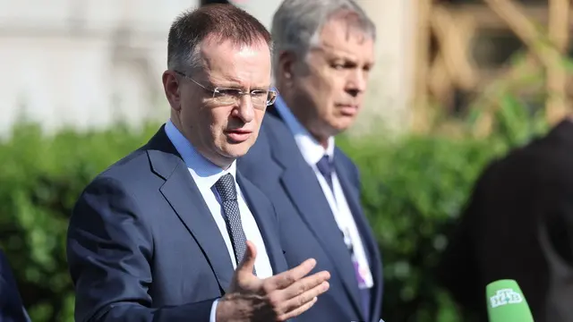 epa12151207 Vladimir Medinsky (C), head of the Russian delegation, delivers a statement to press after the second meeting between Russian and Ukranian delegations for peace talks in Istanbul, Turkey, 02 June 2025. EPA/TOLGA BOZOGLU