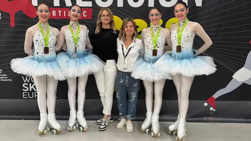 Il quartetto Magic Skate con le allenatrici - © www.giornaledibrescia.it