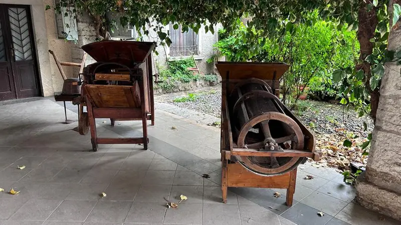 Vecchie macchine agricole all'interno della cascina - © www.giornaledibrescia.it