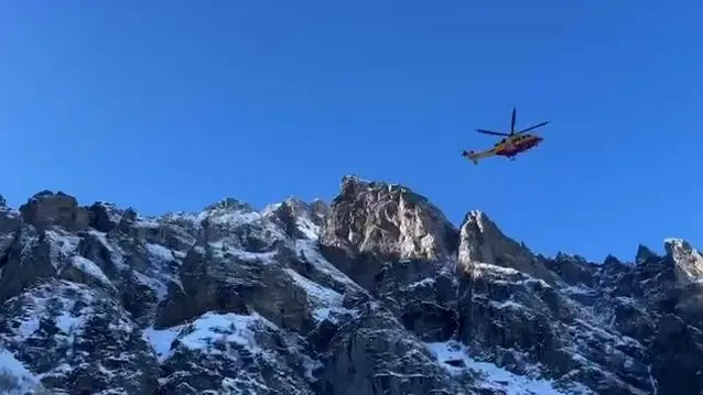Un fermo immagine tratto da un video mostra i soccorsi a seguito della valanga che si è verificata sopra Trasquera, in val Divedro nel Verbano-Cusio-Ossola, 12 gennaio 2025. Tre persone sono morte. ANSA/ SOCCORSO ALPINO +++ ANSA PROVIDES ACCESS TO THIS HANDOUT PHOTO TO BE USED SOLELY TO ILLUSTRATE NEWS REPORTING OR COMMENTARY ON THE FACTS OR EVENTS DEPICTED IN THIS IMAGE; NO ARCHIVING; NO LICENSING +++ NPK++