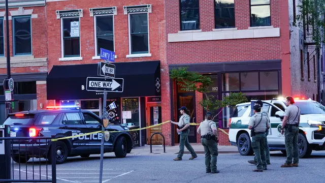 epa12150114 Law enforcement officers at the scene of an incident in Boulder, Colorado, USA, 01 June 2025. Boulder police stated in a press conference that six members of the public have been injured in what the FBI has described as a 'targeted terror attack'. EPA/REBECCA SLEZAK