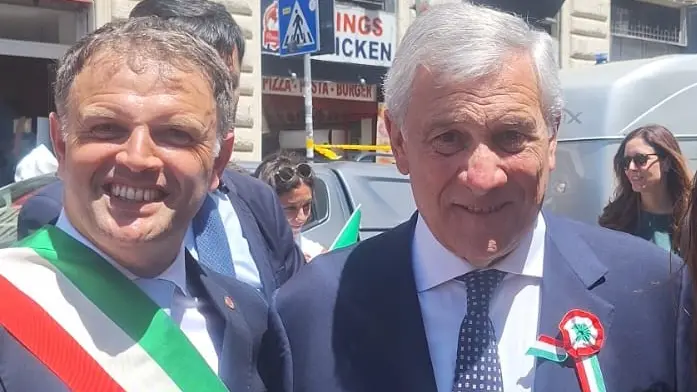 Il sindaco di Edolo Luca Masneri con il vicepremier Antonio Tajani - © www.giornaledibrescia.it