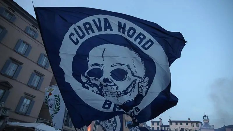 Tifosi in attesa e arrabbiati - Foto New Reporter © www.giornaledibrescia.it