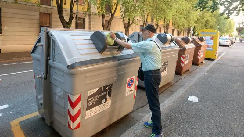 L'idea è di togliere i cassonetti grigi dell'indifferenziata