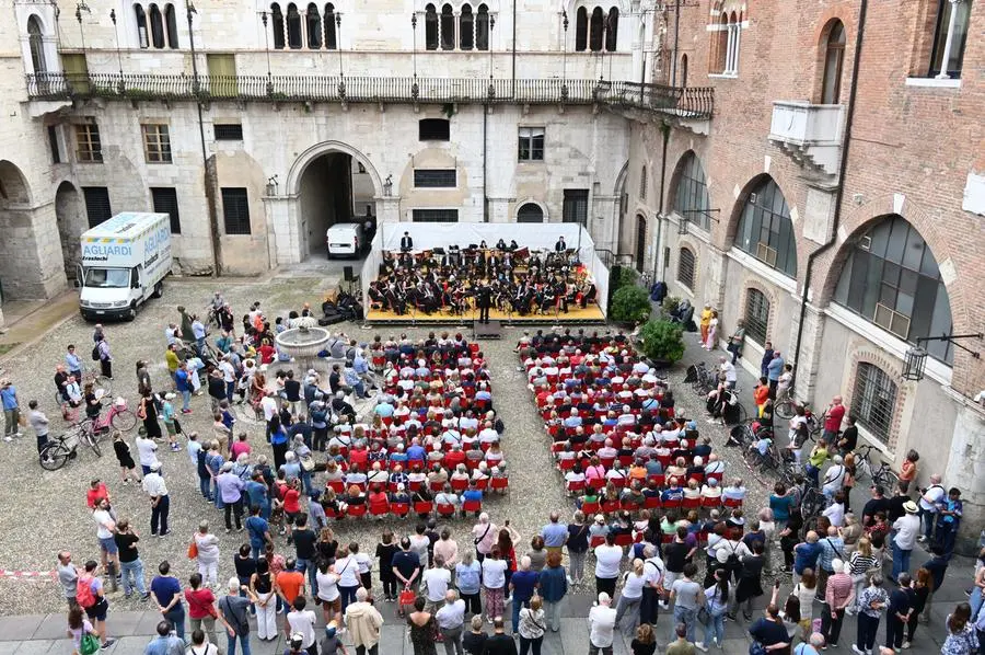 CRONACA  BRESCIA FESTA DELLA REPUBBLICA CONCERTO DELLA BANDA CITTADINA NEL CORTILE DI PALAZZO BROLETTO REDAZIONE CRONACA 02-06-2025 GABRIELE STRADA NEW EDEN GROUP                             