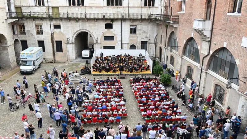 CRONACA  BRESCIA FESTA DELLA REPUBBLICA CONCERTO DELLA BANDA CITTADINA NEL CORTILE DI PALAZZO BROLETTO REDAZIONE CRONACA 02-06-2025 GABRIELE STRADA NEW EDEN GROUP                             