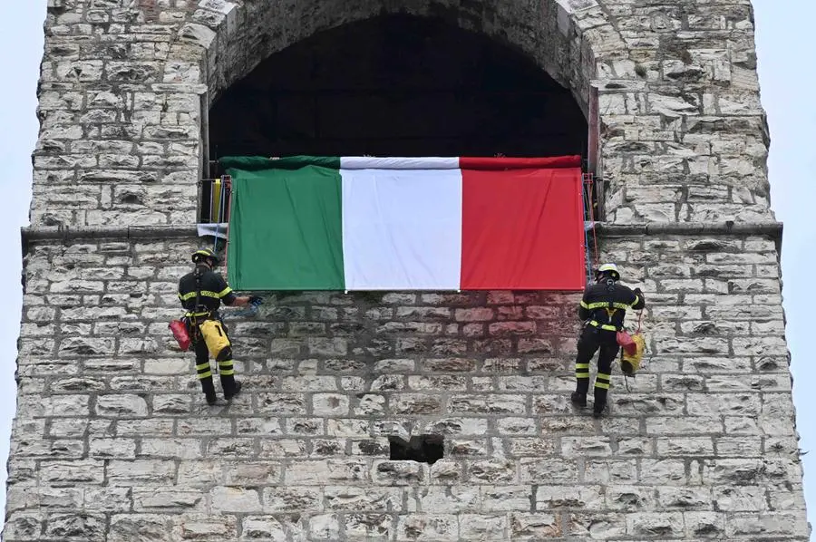 CRONACA BRESCIA PIAZZA DUOMO SROTOLATO IL TRICOLORE DALLA TORRE DEL PEGOL PER LA FESTA DELLA REPUBBLICA REDAZIONE CRONACA 02-06-2025 GABRIELE STRADA NEW EDEN GROUP                             