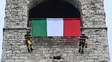 CRONACA BRESCIA PIAZZA DUOMO SROTOLATO IL TRICOLORE DALLA TORRE DEL PEGOL PER LA FESTA DELLA REPUBBLICA REDAZIONE CRONACA 02-06-2025 GABRIELE STRADA NEW EDEN GROUP                             