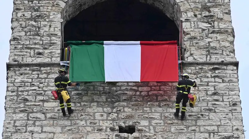 CRONACA BRESCIA PIAZZA DUOMO SROTOLATO IL TRICOLORE DALLA TORRE DEL PEGOL PER LA FESTA DELLA REPUBBLICA REDAZIONE CRONACA 02-06-2025 GABRIELE STRADA NEW EDEN GROUP                             