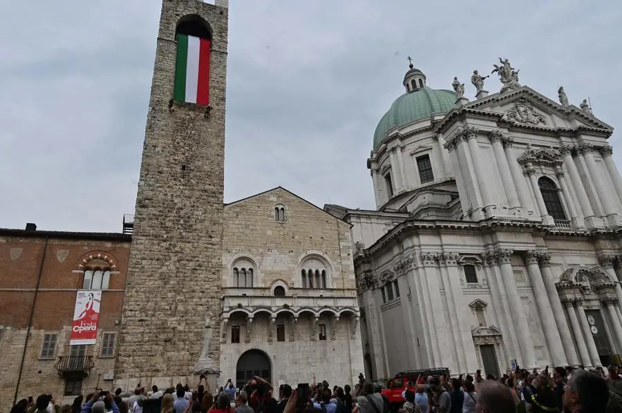 CRONACA BRESCIA PIAZZA DUOMO SROTOLATO IL TRICOLORE DALLA TORRE DEL PEGOL PER LA FESTA DELLA REPUBBLICA REDAZIONE CRONACA 02-06-2025 GABRIELE STRADA NEW EDEN GROUP                             