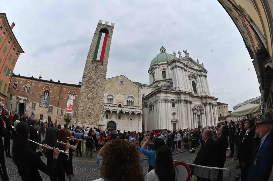 CRONACA BRESCIA PIAZZA DUOMO SROTOLATO IL TRICOLORE DALLA TORRE DEL PEGOL PER LA FESTA DELLA REPUBBLICA REDAZIONE CRONACA 02-06-2025 GABRIELE STRADA NEW EDEN GROUP                             