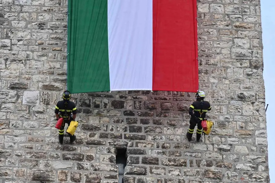 CRONACA BRESCIA PIAZZA DUOMO SROTOLATO IL TRICOLORE DALLA TORRE DEL PEGOL PER LA FESTA DELLA REPUBBLICA REDAZIONE CRONACA 02-06-2025 GABRIELE STRADA NEW EDEN GROUP                             