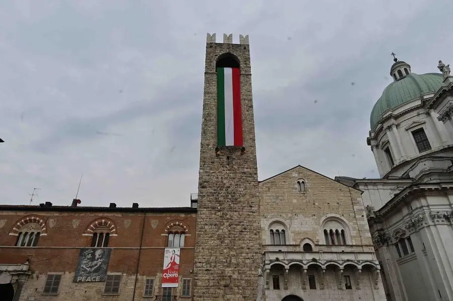 CRONACA BRESCIA PIAZZA DUOMO SROTOLATO IL TRICOLORE DALLA TORRE DEL PEGOL PER LA FESTA DELLA REPUBBLICA REDAZIONE CRONACA 02-06-2025 GABRIELE STRADA NEW EDEN GROUP                             