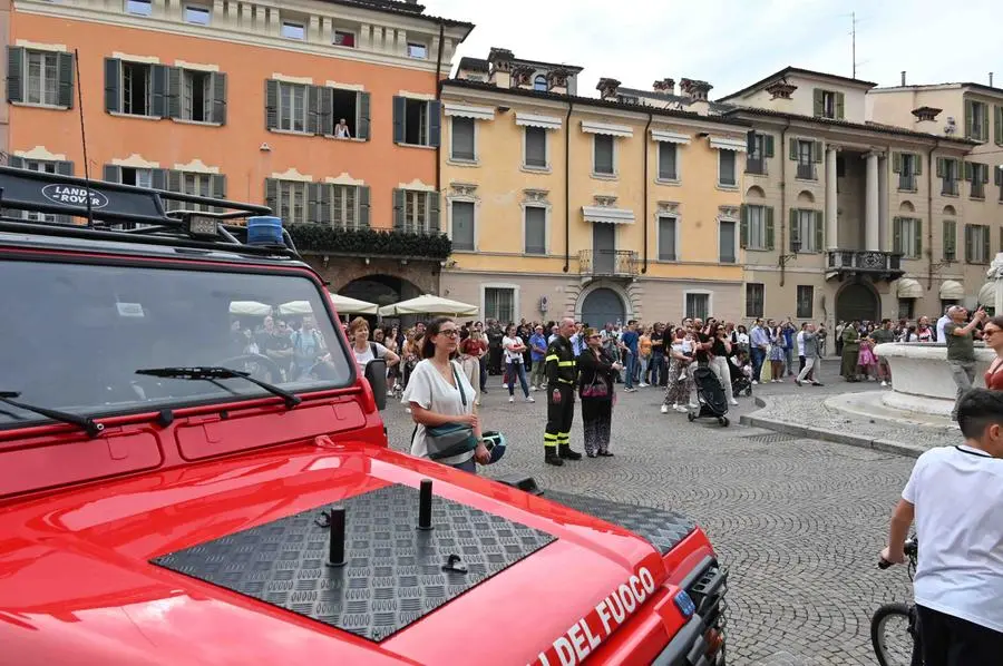 CRONACA BRESCIA PIAZZA DUOMO SROTOLATO IL TRICOLORE DALLA TORRE DEL PEGOL PER LA FESTA DELLA REPUBBLICA REDAZIONE CRONACA 02-06-2025 GABRIELE STRADA NEW EDEN GROUP                             
