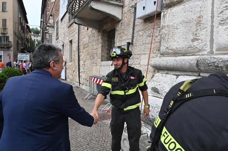 CRONACA BRESCIA PIAZZA DUOMO SROTOLATO IL TRICOLORE DALLA TORRE DEL PEGOL PER LA FESTA DELLA REPUBBLICA REDAZIONE CRONACA 02-06-2025 GABRIELE STRADA NEW EDEN GROUP                             