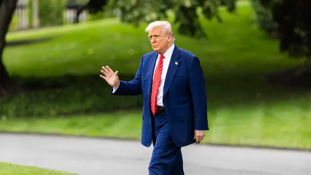 epa12146083 US President Donald Trump walks across the South Lawn as he departs the White House for an event in Pennsylvania in Washington, DC, USA, 30 May 2025. The president didn't answer shouted questions from the media. EPA/JIM LO SCALZO
