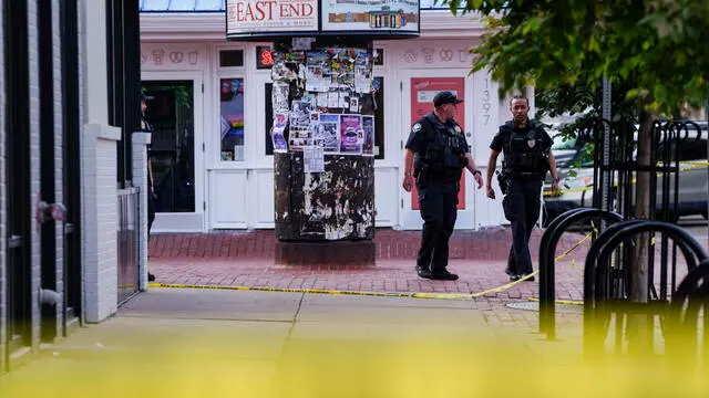 epa12150096 Law enforcement officers near the scene of an incident in Boulder, Colorado USA, 01 June 2025. Boulder police stated in a press conference that six members of the public have been injured in what the FBI has described as a 'targeted terror attack'. EPA/REBECCA SLEZAK