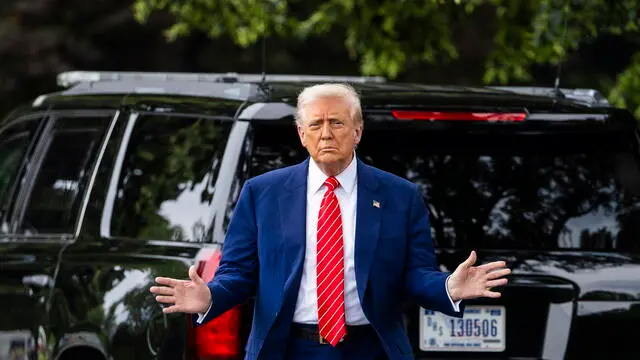 epa12146094 US President Donald Trump walks across the South Lawn as he departs the White House for an event in Pennsylvania in Washington, DC, USA, 30 May 2025. The president didn't answer shouted questions from the media. EPA/JIM LO SCALZO