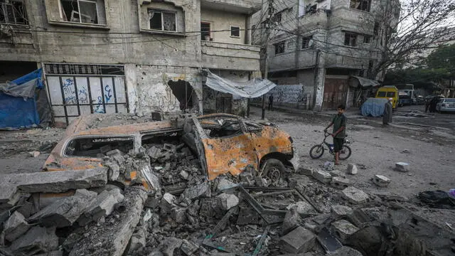 epa12136486 A Palestinian boy looks on to a destroyed car near Al Jerjawi school following Israeli airstrike in the Al Daraj neighbourhood in Gaza City on, 26 May 2025. According to the Palestinian Health Ministry in Gaza over 30 Palestinians were killed in the airstrike in the early hours of the morning. More than 53,900 Palestinians have been killed in the Gaza Strip, according to the Palestinian Ministry of Health, since Israel launched a military campaign in the strip in response to a cross-border attack led by the Palestinian militant group Hamas on 07 October 2023, in which about 1,200 Israelis were killed and more than 250 taken hostage. EPA/MOHAMMED SABER