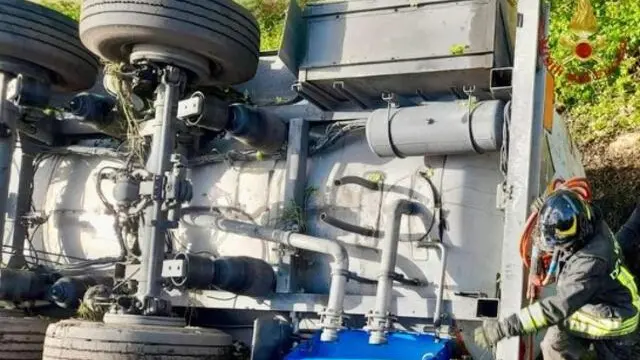 La strada statale 11 Padana superiore è chiusa dalle 5 di stamani nel tratto tra Caravaggio e Mozzanica, in provincia di Bergamo, per il ribaltamento a lato della carreggiata di una camion cisterna carico di acido solforico puro al 98%. Il conducente del mezzo non ha riportato ferite ed è stato estratto dall'abitacolo dai vigili del fuoco, ora presenti con il nucleo Nbcr (nucleare batteriologico chimico radiologico) da Milano e Bergamo. Nell'incidente non c'è stato sversamento di liquido, 29 aprile 2024. X/ VIGILI DEL FUOCO +++ATTENZIONE LA FOTO NON PUO' ESSERE PUBBLICATA O RIPRODOTTA SENZA L'AUTORIZZAZIONE DELLA FONTE DI ORIGINE CUI SI RINVIA+++ NPK +++