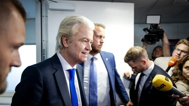 epa12151564 Geert Wilders (2-L), Dutch Party for Freedom (PVV) leader speaks to the press after coalition talks on asylum plans in the House of Representatives, in The Hague, The Netherlands, 02 June 2025. Wilders warned that his PVV party will leave the coalition unless the other parties adopt six of the 10 points in his latest plan for stricter immigration rules. EPA/ROBIN VAN LONKHUIJSEN