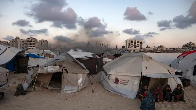 epa12151614 A general view over rows of tents housing internally displaced Palestinians along the waterfront in Gaza, 02 June 2025. According to the UN, at least 1.9 million people (or nine in ten people) across the Gaza Strip are internally displaced, including people who have been repeatedly displaced. Since October 2023, only about 11 percent of the Gaza Strip has not been placed under Israeli-issued evacuation orders, the UN aid coordination office OCHA said. EPA/HAITHAM IMAD