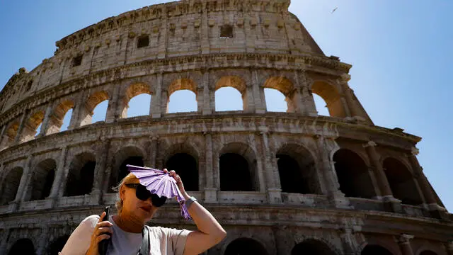 Tourists and street vendors at the Colosseum during a a heat wave in Rome, Italy 29 July 2023. ANSA/FABIO FRUSTACI