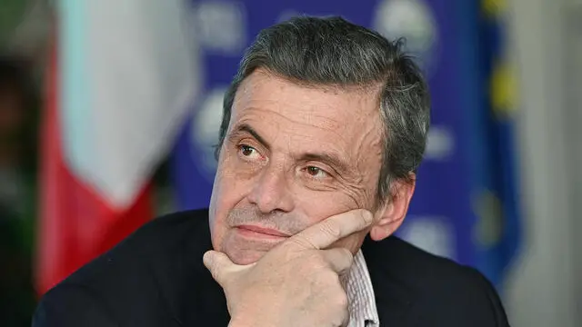 Carlo Calenda leader Azione durante il dibattito pubblico "C'era una volta la Fiat (oggi Stellantis). Ecco perché non si può vivere di ricordi",presso il mercato centrale Torino 3 aprile 2025 ANSA/ALESSANDRO DI MARCO