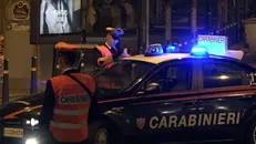 (ANSA) - NAPOLI, 6 MAR - Tre persone sono state arrestate dai Carabinieri la scorsa notte a Napoli durante i controlli per garantire sicurezza nel sabato sera. Tutti e tre gli arrestati erano ricercati per ordine di carcerazione: due per contrabbando di tabacchi lavorati esteri e uno per truffa, ricettazione, porto abusivo di arma, rapina, falsificazione di carte di credito. Durante i controlli sono state sequestrate una pistola, 34 cartucce e 111 dosi di cocaina. Sono state infine scoperte undici persone che guidavano auto e moto senza aver mai conseguito la patente, 32 auto senza assicurazione e 15 parcheggiatori abusivi.