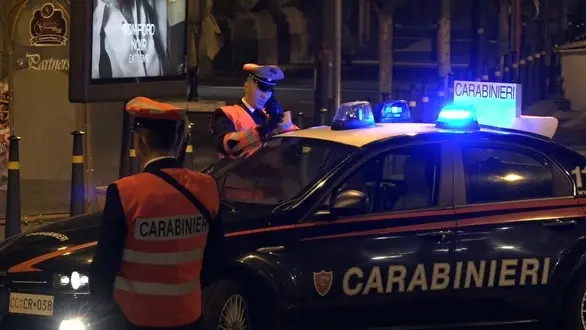 (ANSA) - NAPOLI, 6 MAR - Tre persone sono state arrestate dai Carabinieri la scorsa notte a Napoli durante i controlli per garantire sicurezza nel sabato sera. Tutti e tre gli arrestati erano ricercati per ordine di carcerazione: due per contrabbando di tabacchi lavorati esteri e uno per truffa, ricettazione, porto abusivo di arma, rapina, falsificazione di carte di credito. Durante i controlli sono state sequestrate una pistola, 34 cartucce e 111 dosi di cocaina. Sono state infine scoperte undici persone che guidavano auto e moto senza aver mai conseguito la patente, 32 auto senza assicurazione e 15 parcheggiatori abusivi.