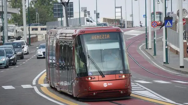 Il nuovo collegamento via tram tra Venezia e la terraferma lagunare , Venezia, 16 Settembre 2015. AANSA/ANDREA MEROLA