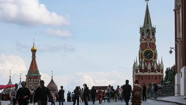 epa12149169 People enjoy sunny weather on Red Square in Moscow, Russia, 01 June 2025. A new round of negotiations between Russia and Ukraine is scheduled for 02 June. Moscow plans to present a memorandum on a future peace treaty. The Russian delegation will include presidential aide Vladimir Medinsky, Deputy Foreign Minister Mikhail Galuzin, Chief of the Main Intelligence Directorate Igor Kostyukov, and Deputy Defense Minister Alexander Fomin. The first meeting between Moscow and Kyiv representatives in three years took place on 16 May in Istanbul. EPA/MAXIM SHIPENKOV
