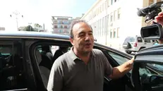 Il sindaco di Riace, Mimmo Lucano, arriva al tribunale per l'interrogatorio di garanzia a Locri, 4 ottobre 2018. ANSA/Angilletta Albano