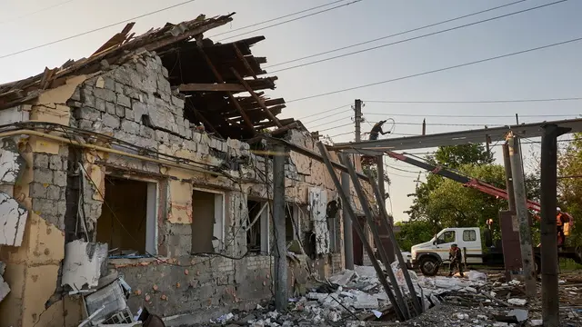 epa12150282 Ukrainian rescuers work at the site of shelling following a combined overnight attack in Kharkiv, Ukraine, 02 June 2025, amid the ongoing Russian invasion. According to Ukraine’s State Emergency Service (SES), at least six people, including one child, were injured as a result of drone and rocket strikes on a residential area in Kharkiv. EPA/SERGEY KOZLOV