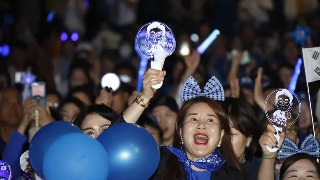 epa12152492 Supporters of Lee Jae-Myung of the Democratic Party react while watching exit polls broadcast after voting closes in the presidential election, in Seoul, South Korea, 03 June 2025. South Korea holds its presidential election on 03 June 2025. EPA/JEON HEON-KYUN